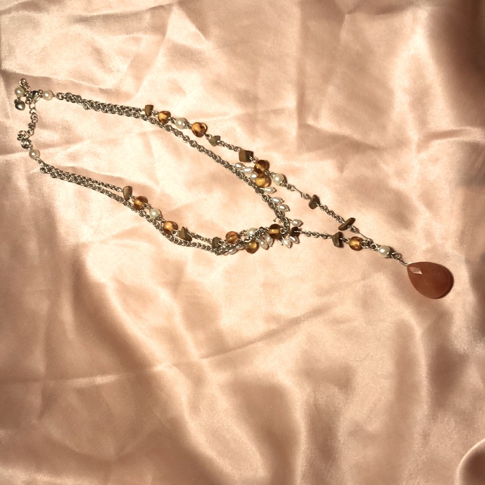 Double looped Necklace with shiny stone.